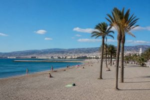 Almeria city beach: guía completa para disfrutar de la playa urbana de Almería